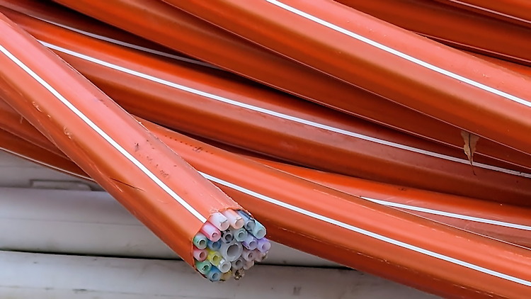 Glasfaserkabel auf einer Baustelle