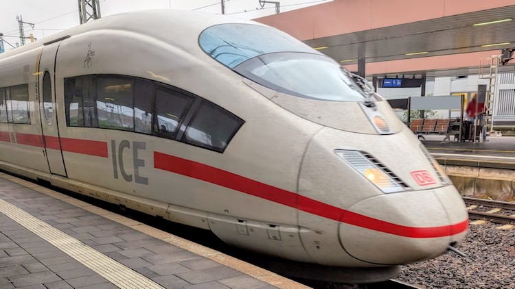 ICE Zug der Deutschen Bahn