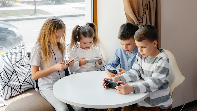 Die meisten Kinder ab 10 Jahren haben ein eigenes Smartphone