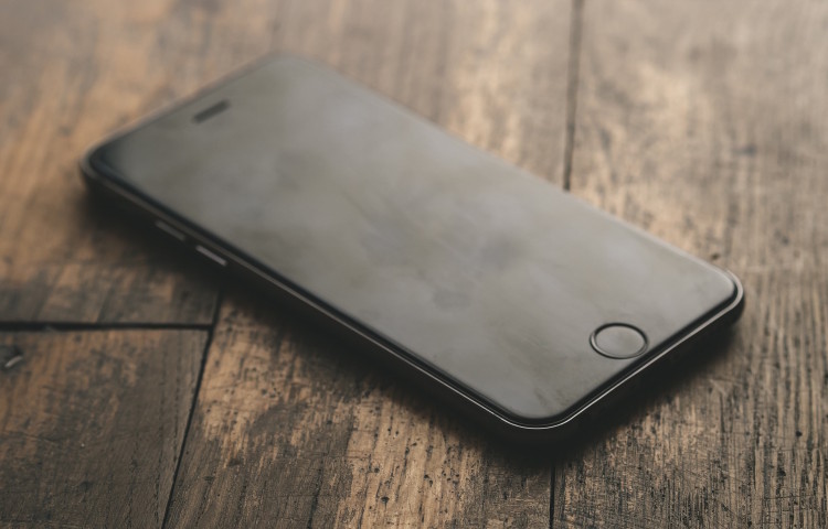 Smartphone auf dem Tisch