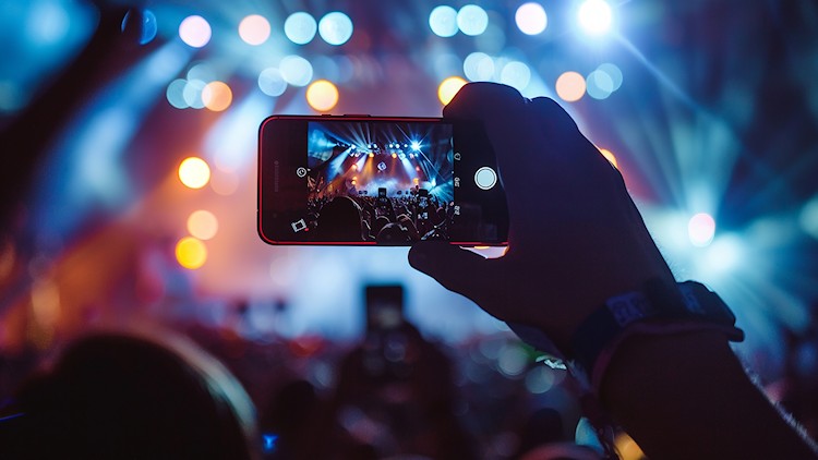 Foto- und Video-Aufnahmen mit Smartphone auf einem Konzert