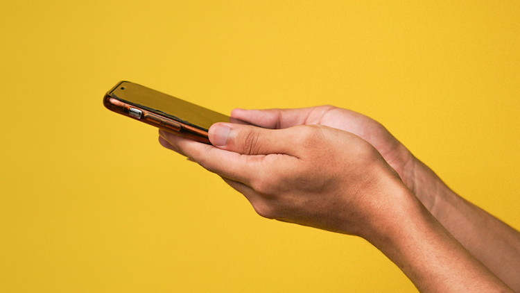 Neuer Handyvertrag – was tun mit dem alten Smartphone? Smartphone in der Hand