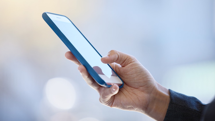 Handyverträge 2025: Ein Überblick über aktuelle Mobilfunkangebote Smartphone in der Hand