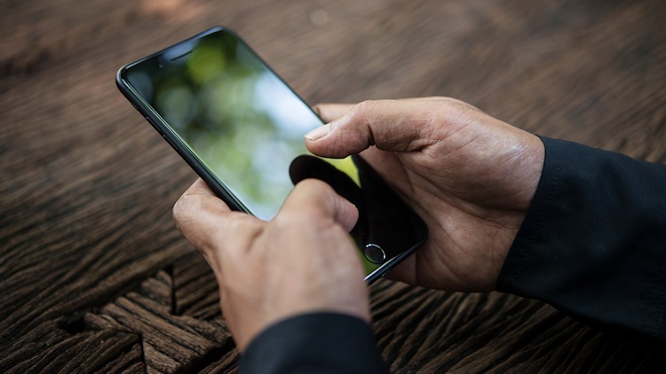 Neuer Handyvertrag – was tun mit dem alten Smartphone? Smartphone in der Hand