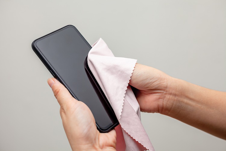Smartphone mit Tuch reinigen