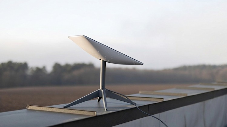 Starlink-Antenne auf einem Dach