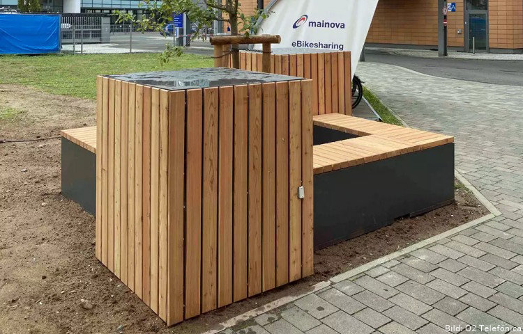 5G Straßenleuchte: Technikschrank in einem Stadtmöbel-Ensemble untergebracht