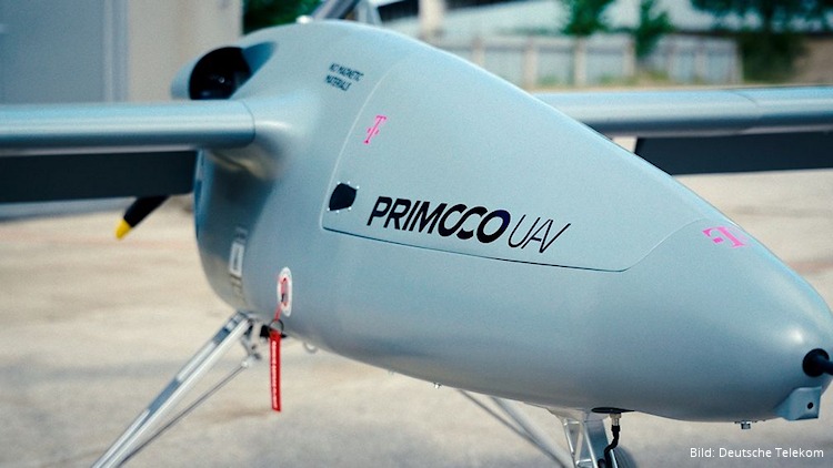 Fliegende Mobilfunkantenne der Telekom (Bild: Deutsche Telekom AG) Graues unbemanntes Flugzeug von Primoco UAV mit Mobilfunktechnik der Telekom