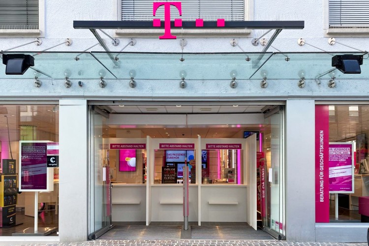 Telekom-Shop mit neuen Versorgungs-Schalter im Shop-Eingang (Bild: Deutsche Telekom) Telekom-Shop mit neuen Versorgungs-Schalter im Shop-Eingang
