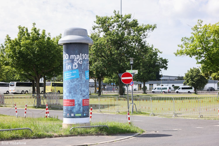 Die 100. Litfaßsäule am EM-Stadion in Düsseldorf versorgt die Menschen mit 5G-Mobilfunk von Vodafone