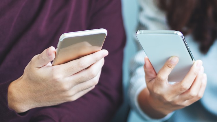 Prepaid vs. Vertrag: Welche Option bietet größere Vorteile? Junge Menschen mit Mobiltelefonen